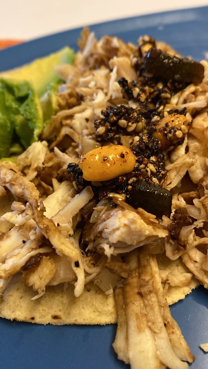 Pollo acompañado con salsa Shamana